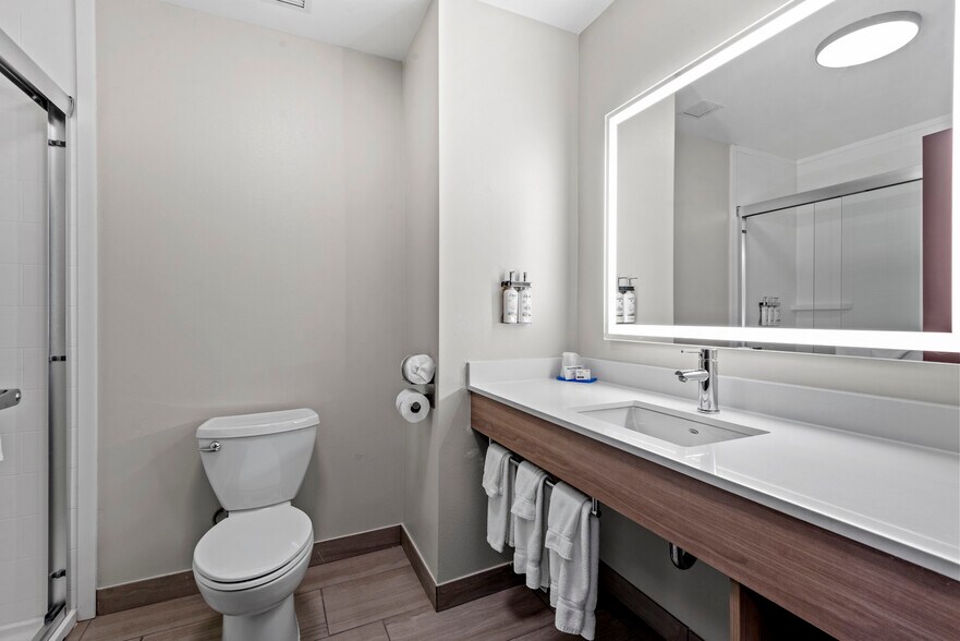 More Photos Of 8405 E 102nd St S, Tulsa Hotel For Sale