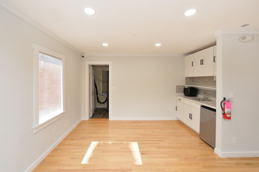 More Photos Of 24 Farview Ter, Paramus Office For Sale