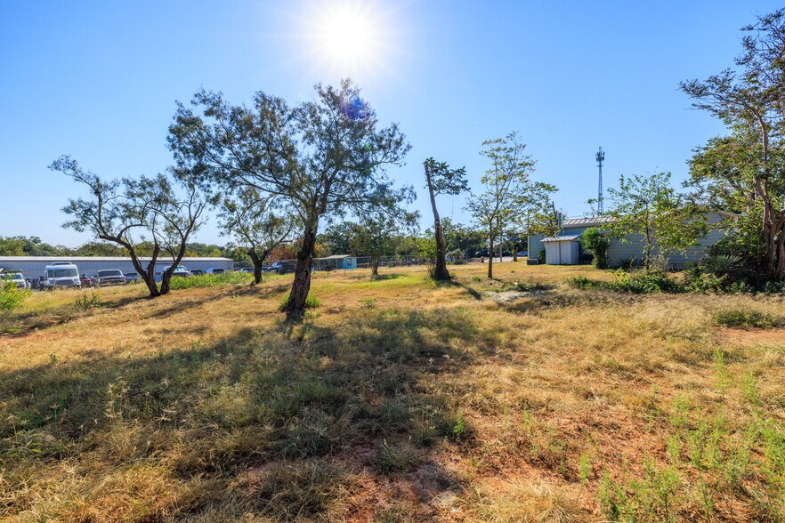 More Photos Of 616 W Live Oak St, Fredericksburg General Retail For Sale