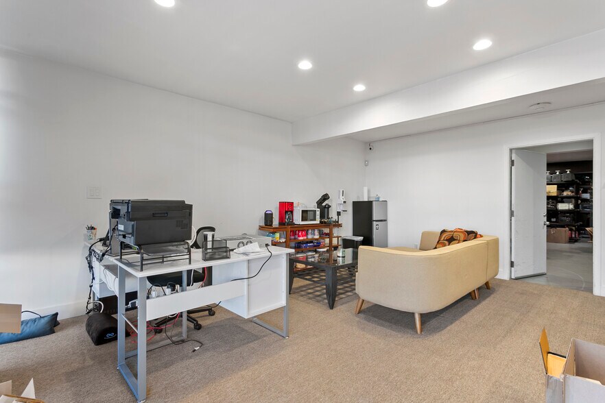 More Photos Of 22520-22522 Ventura Blvd, Woodland Hills Storefront Retail Office For Lease