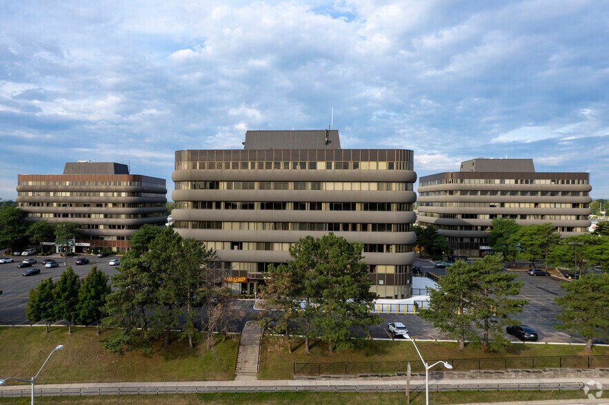 More Photos Of 700 Dorval Dr, Oakville Unknown For Lease