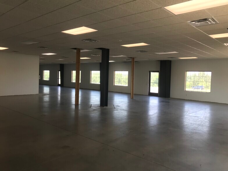 More Photos Of 209 County Road 156, Albany Showroom For Sale