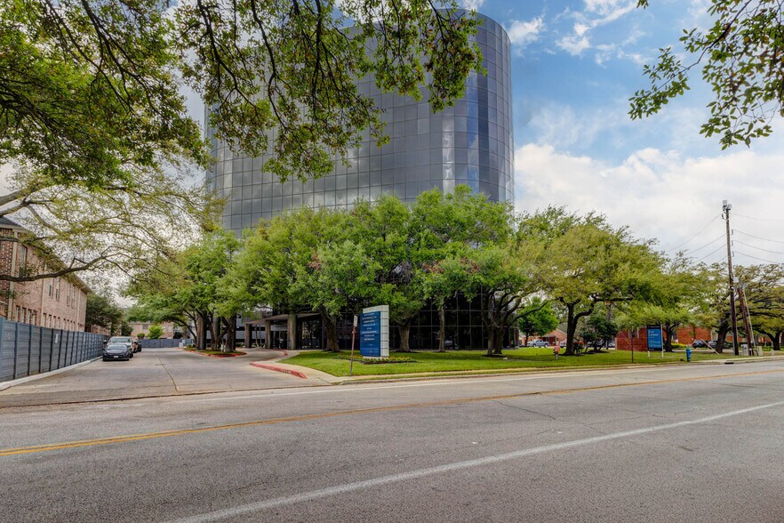 More Photos Of 1800 Bering Dr, Houston Office For Lease