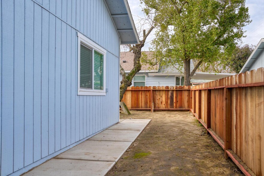 More Photos Of 143 Oregon #B st, Ripon Flex For Lease