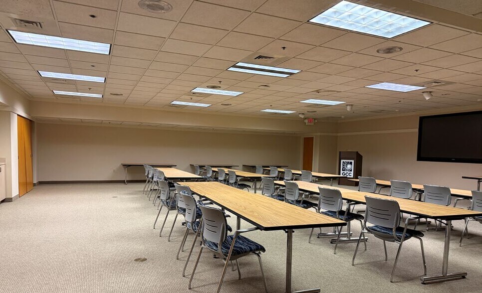 More Photos Of 5201 Tampa West Blvd, Tampa Flex For Lease