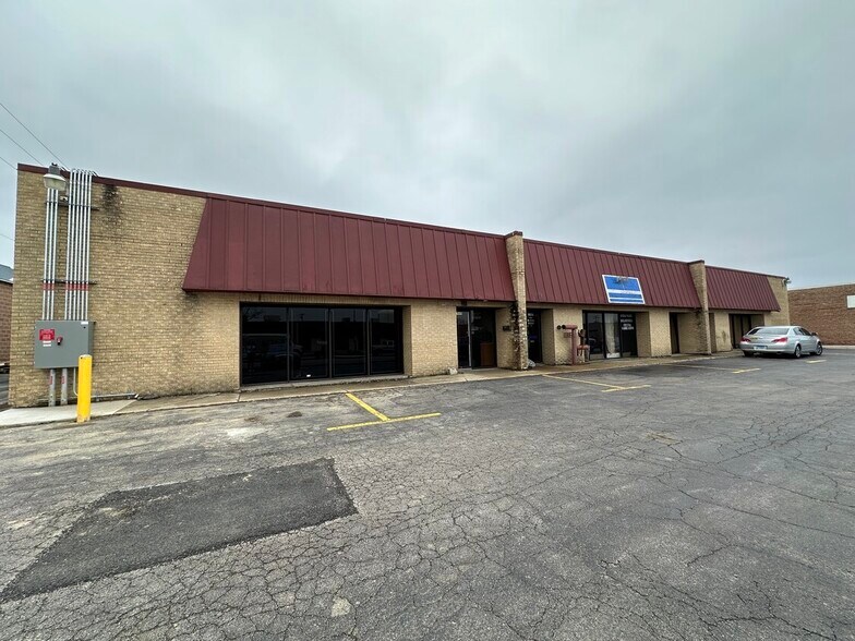 More Photos Of 1545-1549 Burgundy Pky, Streamwood Showroom For Lease