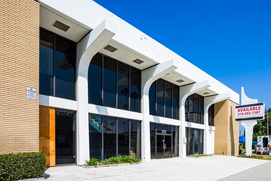 More Photos Of 2211 N Bellflower Blvd, Long Beach Freestanding For Lease
