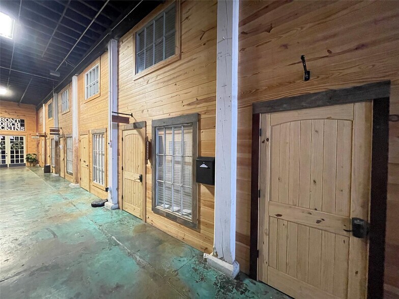 More Photos Of 110 S Houston Ave, Denison Showroom For Sale