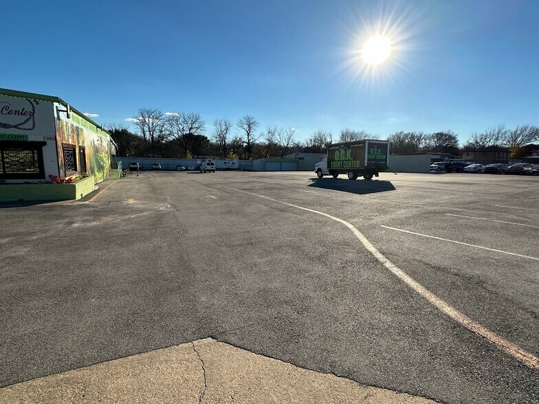 More Photos Of 3900 Davis St W, Dallas Flex For Sale