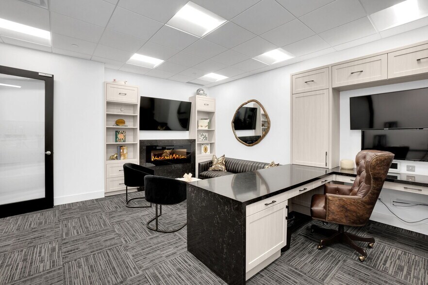 More Photos Of 7611 Pine Valley Dr, Vaughan Storefront Retail Office For Lease