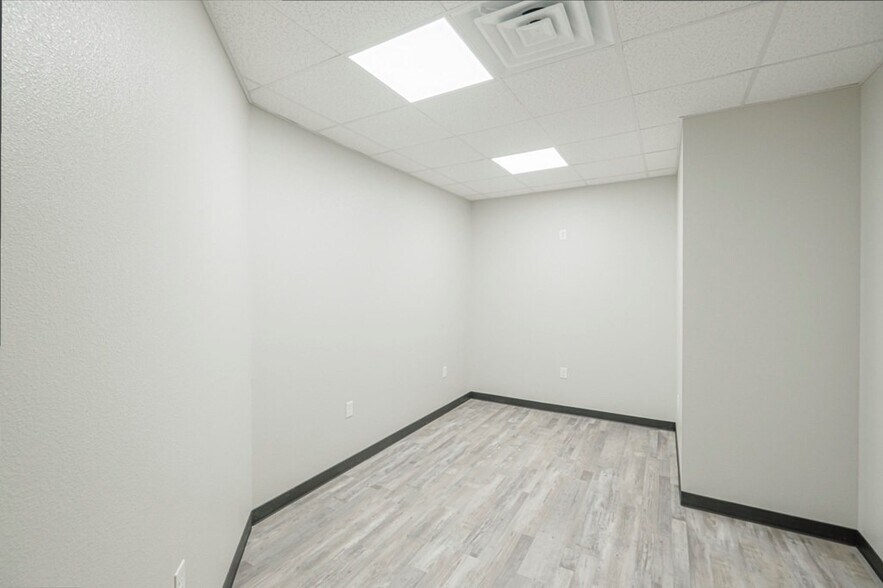 More Photos Of 5261 W Murphy St, Odessa Industrial For Lease