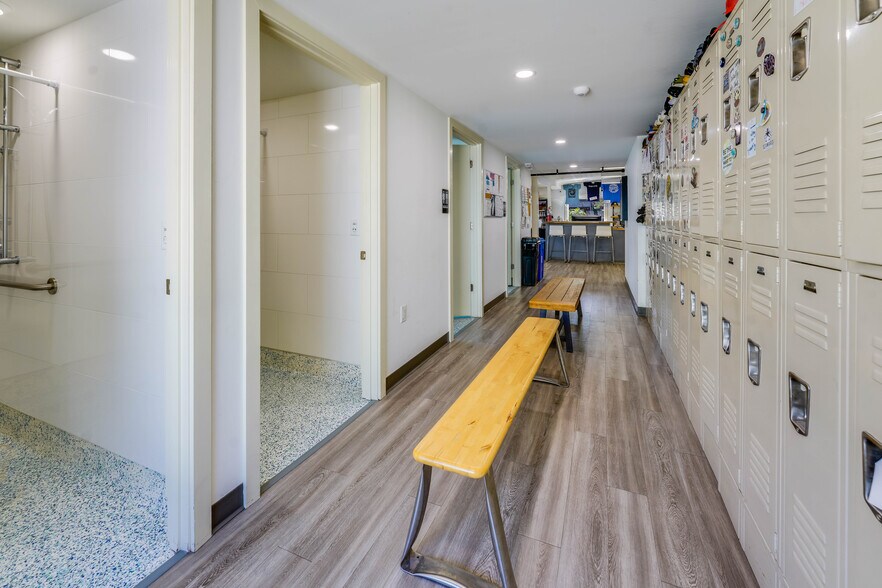 More Photos Of 423 N Lemon Ave, Sarasota Freestanding For Sale