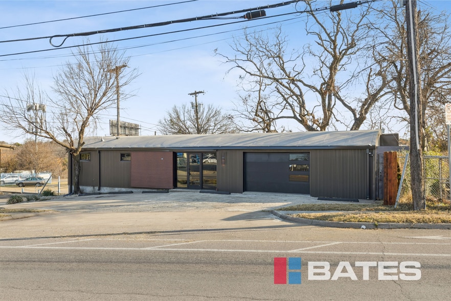 More Photos Of 1402 Fort Worth Ave, Dallas Freestanding For Lease