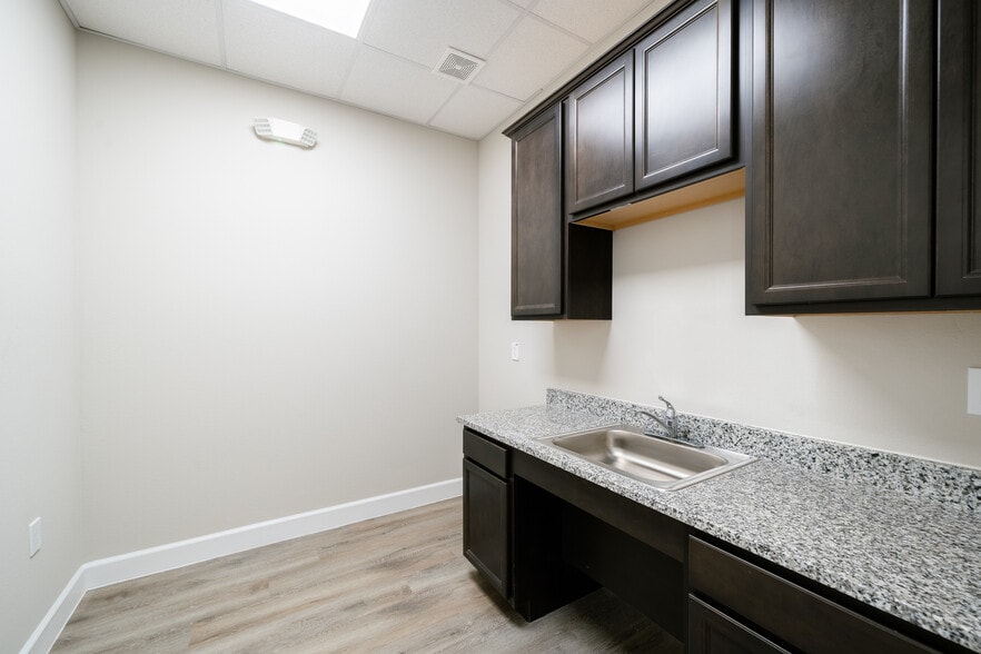 More Photos Of 5501 Cabrera Dr, Sugar Land Unknown For Lease