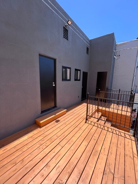 More Photos Of 10039-10041 Commerce Ave, Tujunga Storefront For Lease