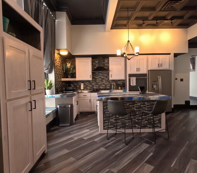 More Photos Of 1110 Main St, Lubbock Office For Sale