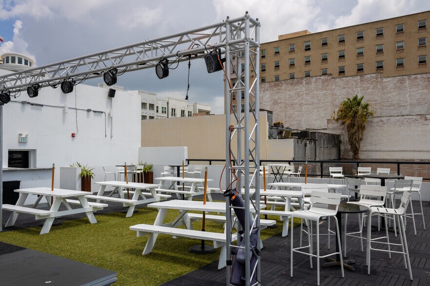 More Photos Of 326 N Chaparral St, Corpus Christi Freestanding For Lease