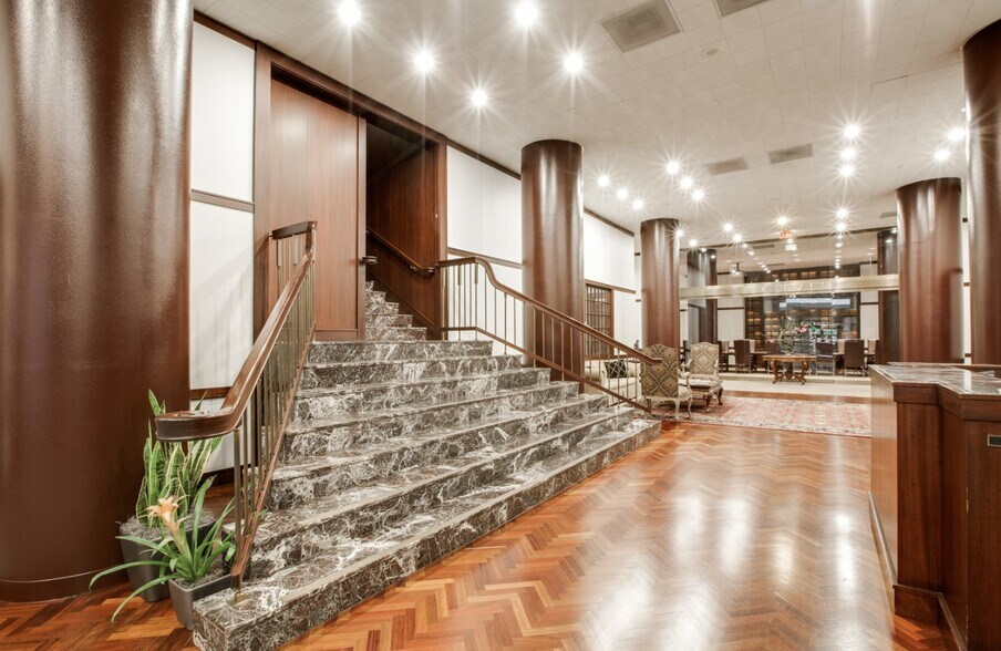 More Photos Of 900 Jackson St, Dallas Office For Lease