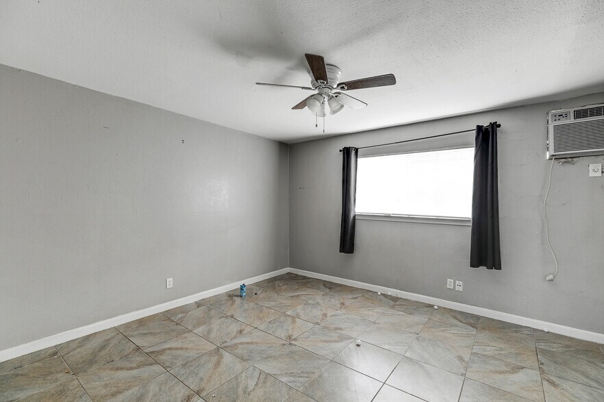 More Photos Of 2703 Mason St, Houston Apartments For Sale