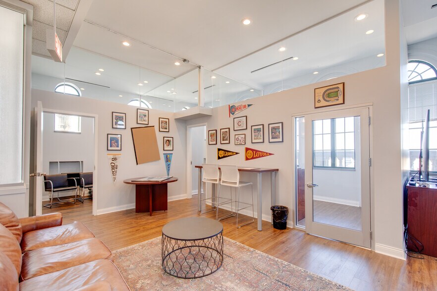 More Photos Of 2551 N Clark St, Chicago Office For Lease