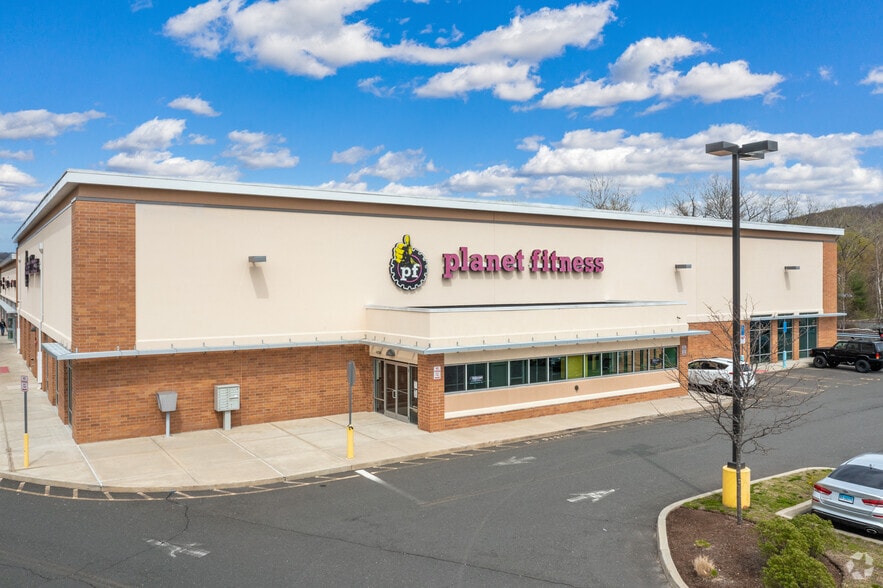 More Photos Of 40-66 Pershing Dr, Derby General Retail For Lease