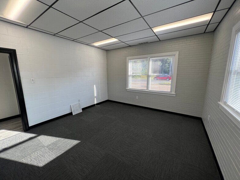 More Photos Of 1821 E Nine Mile Rd, Highland Springs Office For Lease