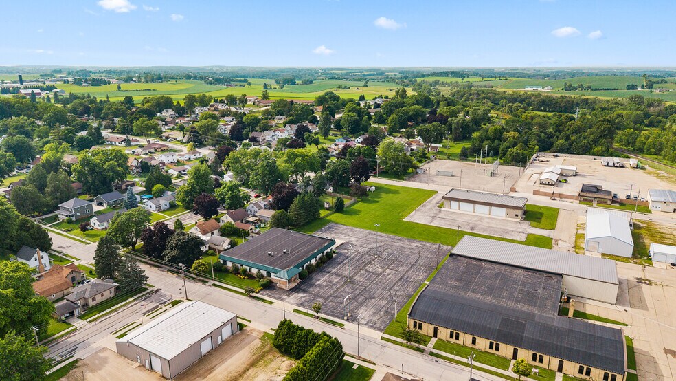 More Photos Of 1828 Park Ave, New Holstein Light Distribution For Sale