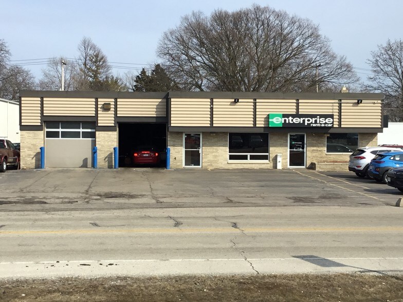 More Photos Of 4040 N 128th St, Brookfield Showroom For Sale