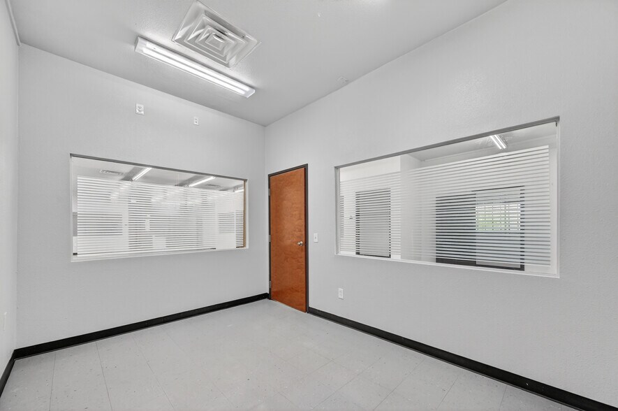 More Photos Of 3413 Herring Ave, Irving Funeral Home For Lease