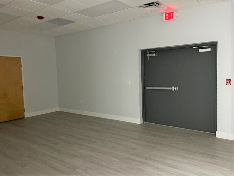 More Photos Of 6850 Cross Bayou Dr, Seminole Manufacturing For Lease