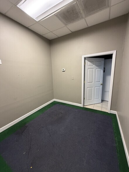 More Photos Of 3208 Mill St, Summerville Showroom For Lease