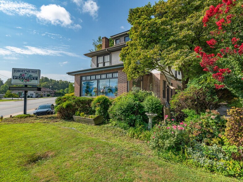 More Photos Of 104 Clairmont Dr, Hendersonville Storefront For Sale