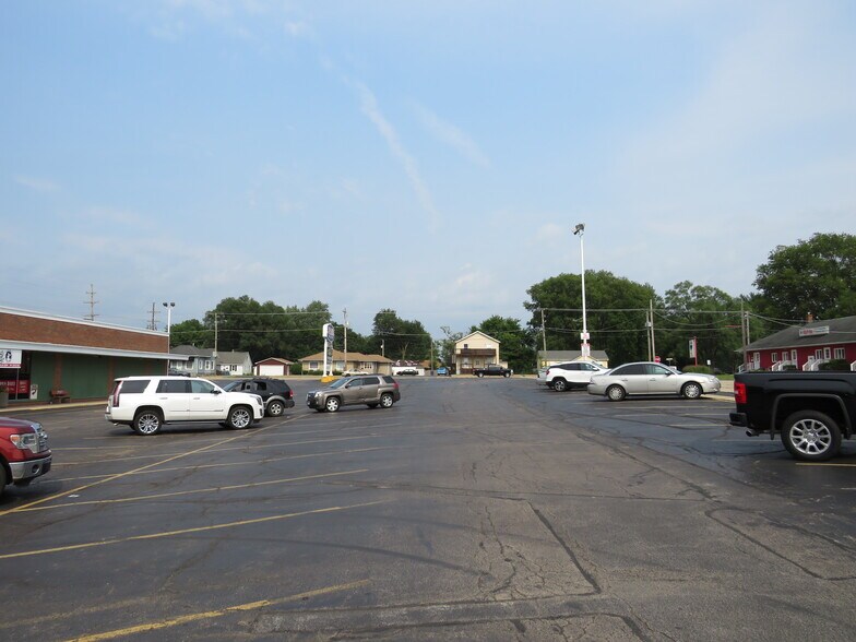 More Photos Of 110 E Waverly St, Morris Unknown For Lease