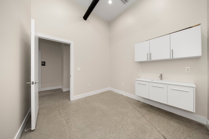 More Photos Of 3462 Greenfield rd, Berkley Medical For Lease