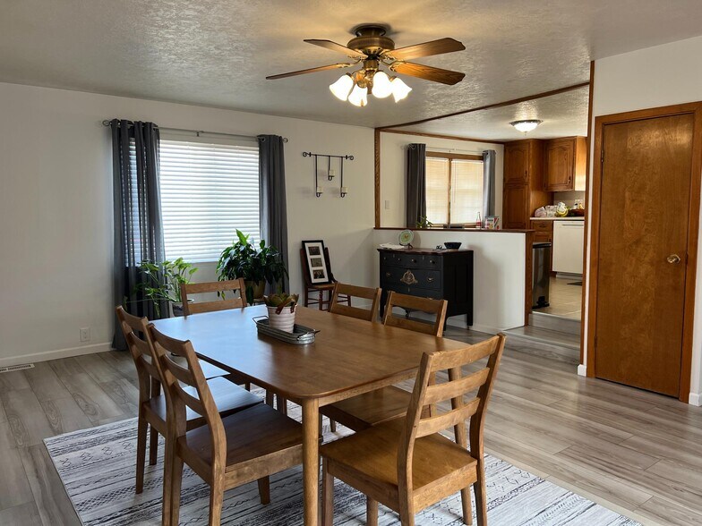 More Photos Of 112 McPherson St, Crawford Restaurant For Sale