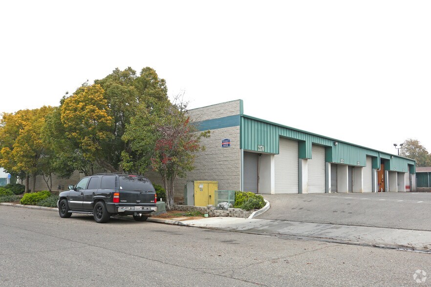 Primary Photo Of 2170-2188 N Pleasant Ave, Fresno Warehouse For Lease