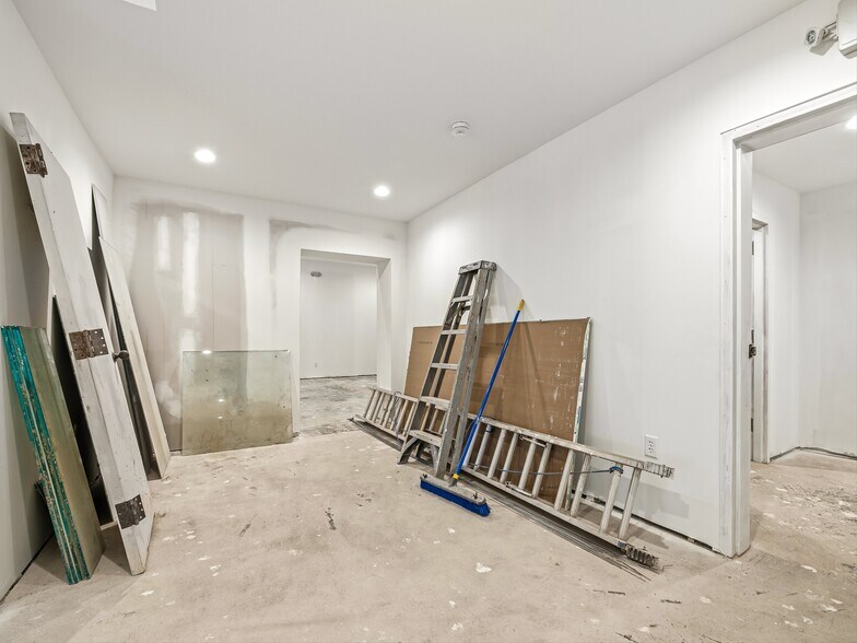 More Photos Of 5 Biltmore Plz, Asheville Storefront For Lease