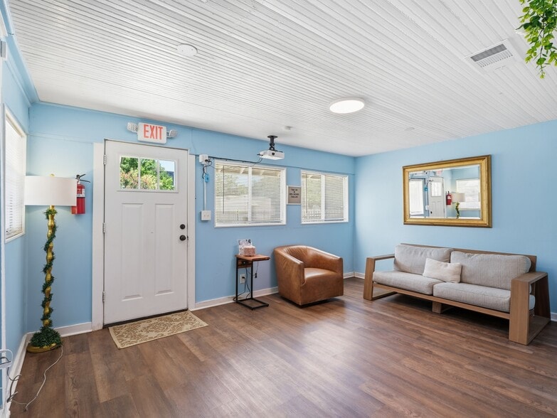 More Photos Of 210 W Pembroke Ave, Dallas Storefront Retail Office For Lease