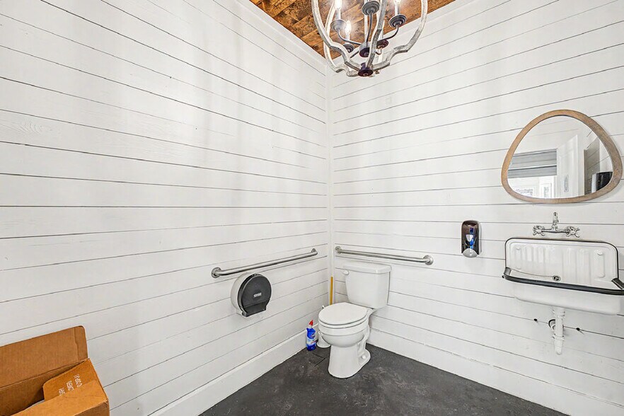 More Photos Of 113 W Bean St, Lincoln General Retail For Sale