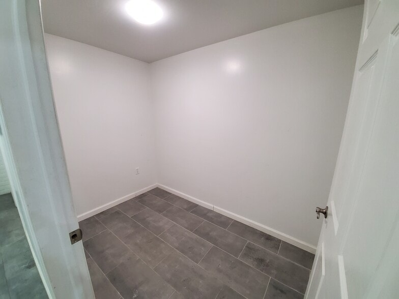 More Photos Of 122 Bedford Ave, Brooklyn Storefront Retail Residential For Lease