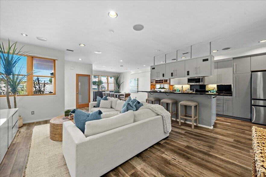 More Photos Of 123 Richmond St, El Segundo Storefront Retail Residential For Lease