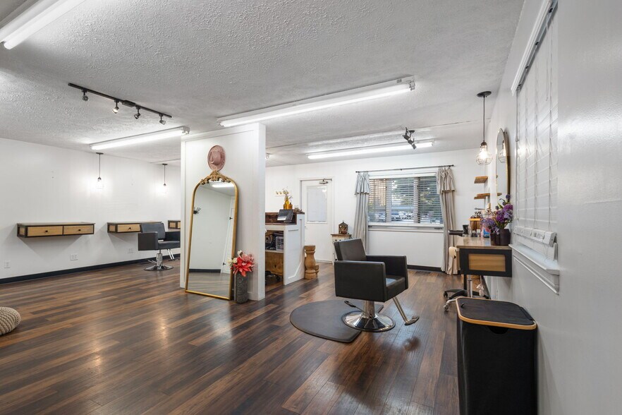 More Photos Of 116 S Franklin St, Brazil General Retail For Sale