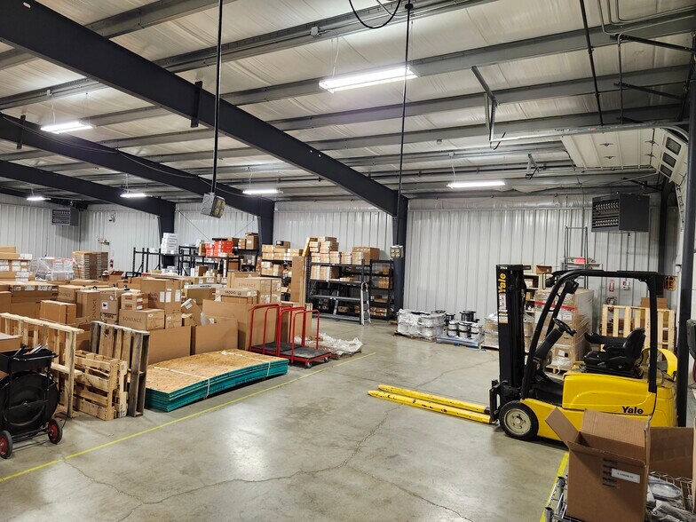 More Photos Of 106 Oak Creek Plz, Bloomington Warehouse For Sale