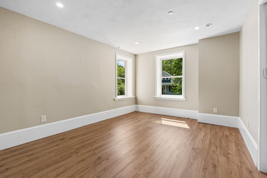 More Photos Of 6 Windsor St, Andover Office For Sale