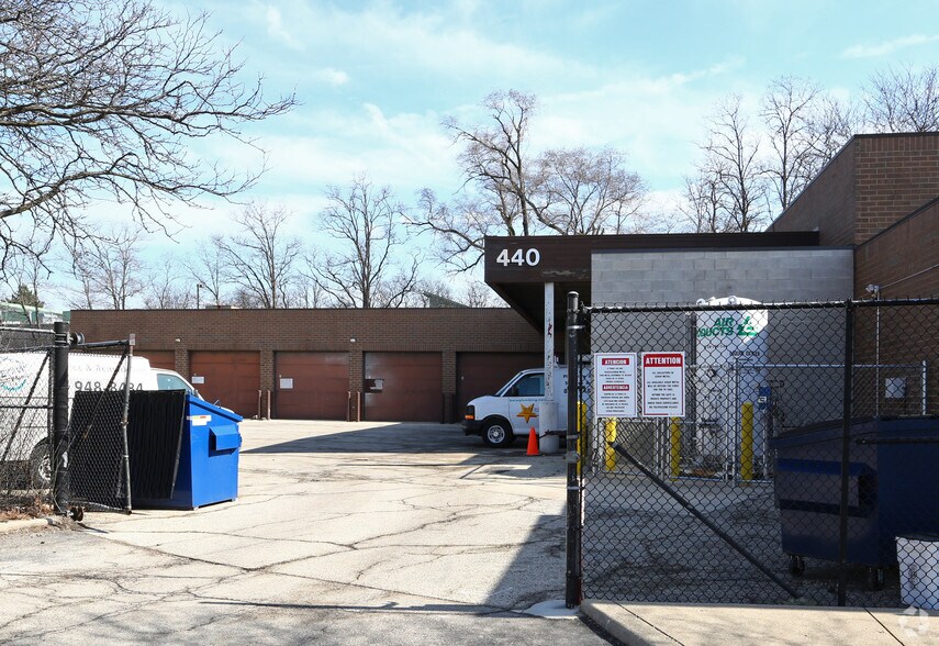 More Photos Of 440 Lake Cook Rd, Deerfield Light Distribution For Lease