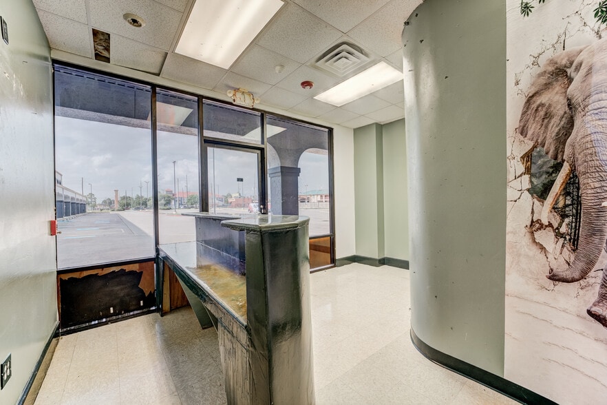 More Photos Of 324 Fm-1960 Rd, Houston General Retail For Sale