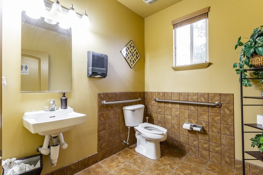 More Photos Of 9140 S State St, Sandy Office For Lease