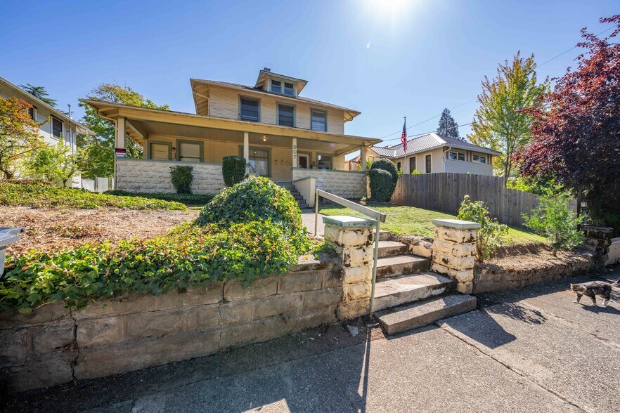 More Photos Of 807 NW 5th St, Grants Pass Apartments For Sale