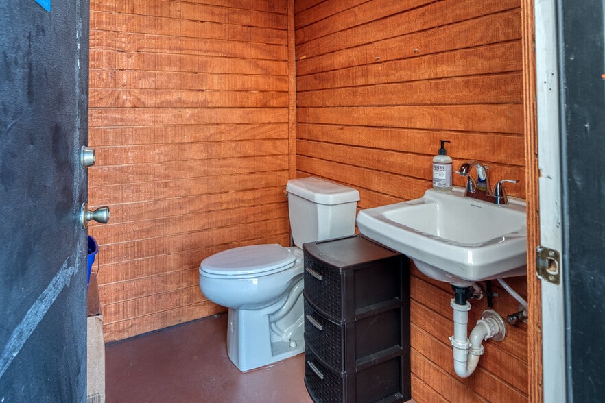 More Photos Of 607 W Gibbs St, Del Rio General Retail For Sale