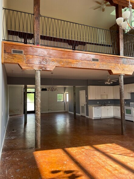 More Photos Of 27 N Main St, Springfield Specialty For Lease